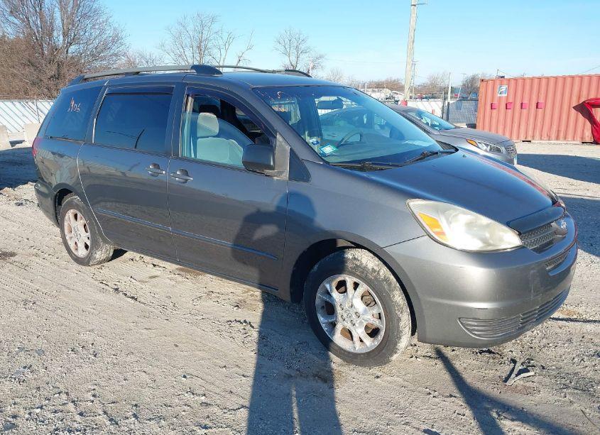 2005 Toyota Sienna LE (VIN 5TDBA23C05S044768) main photo