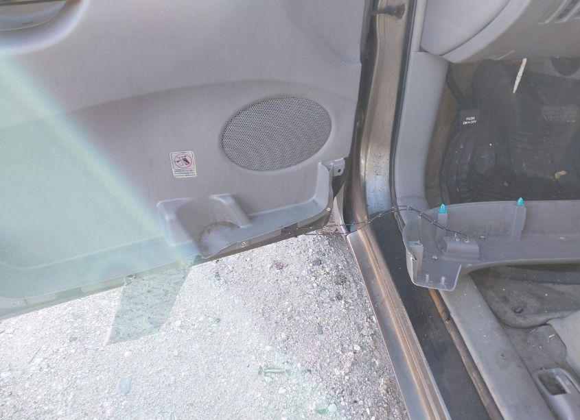 Photo 12 of 2005 Toyota Sienna LE (VIN 5TDBA23C05S044768)