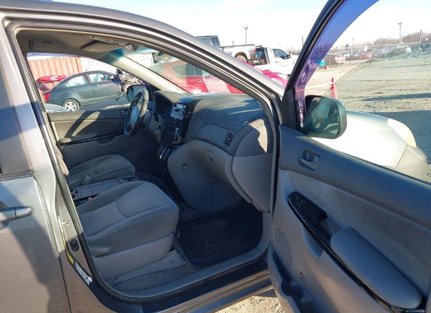 Photo 5 of 2005 Toyota Sienna LE (VIN 5TDBA23C05S044768)