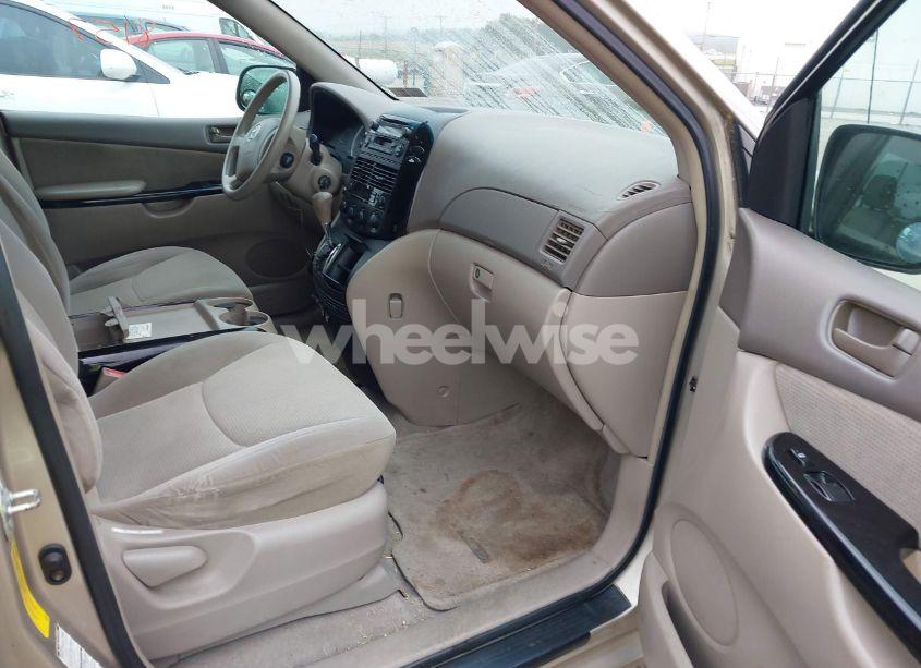 Photo 5 of 2004 Toyota Sienna LE (VIN 5TDBA23C14S003421)