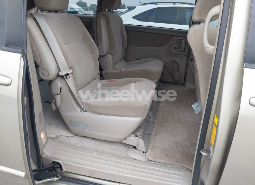 Photo 8 of 2004 Toyota Sienna LE (VIN 5TDBA23C14S003421)