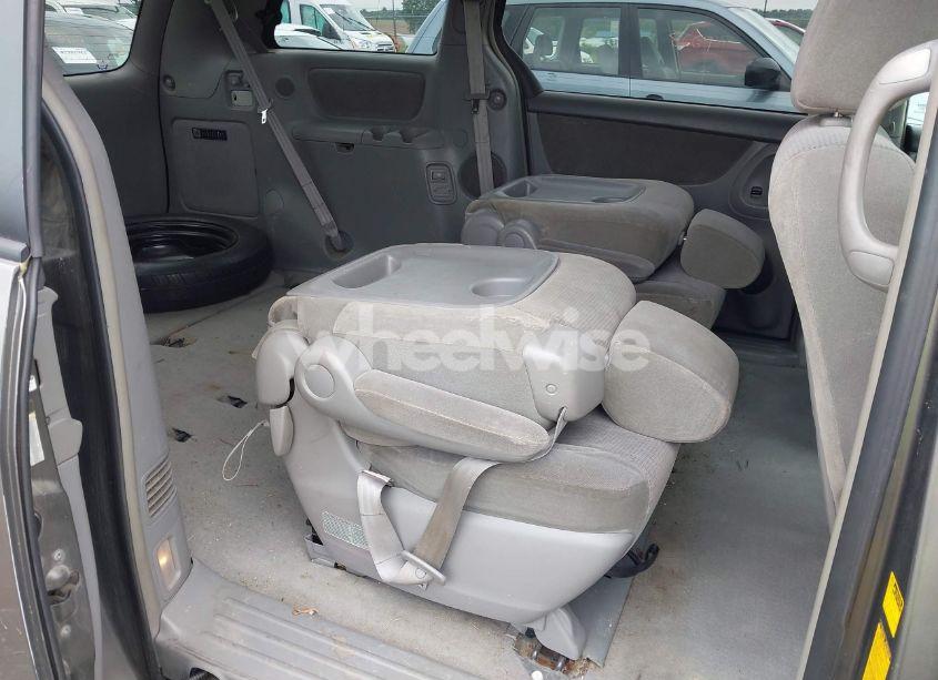Photo 8 of 2004 Toyota Sienna LE (VIN 5TDBA23C14S015102)
