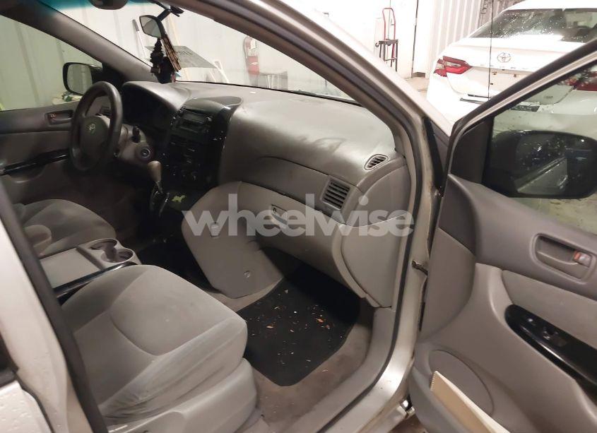 Photo 5 of 2004 Toyota Sienna LE (VIN 5TDBA23C34S007356)