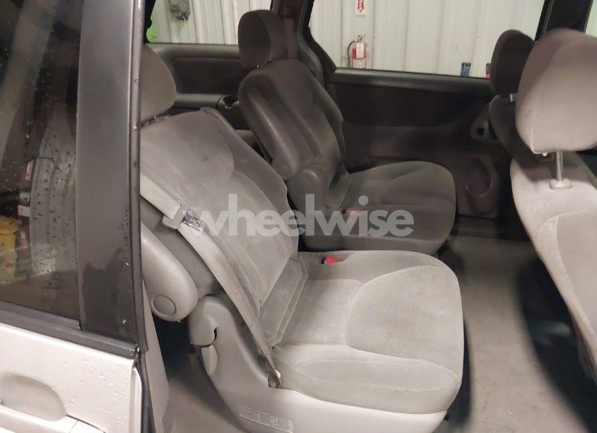 Photo 8 of 2004 Toyota Sienna LE (VIN 5TDBA23C34S007356)