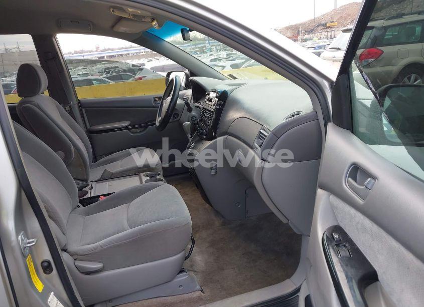 Photo 5 of 2005 Toyota Sienna LE (VIN 5TDBA23C35S049513)