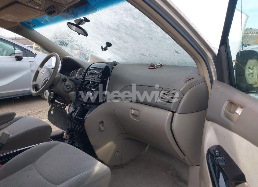 Photo 5 of 2004 Toyota Sienna LE (VIN 5TDBA23C54S006564)