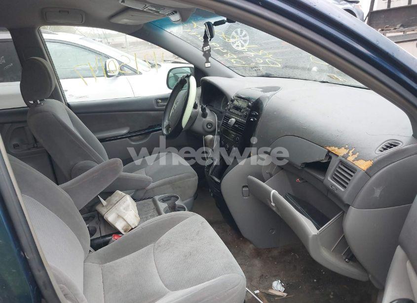 Photo 5 of 2005 Toyota Sienna LE (VIN 5TDBA23C55S038111)