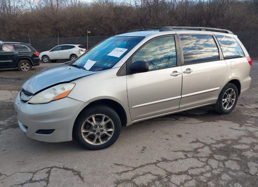 Photo 2 of 2006 Toyota Sienna LE (VIN 5TDBA23C56S074771)
