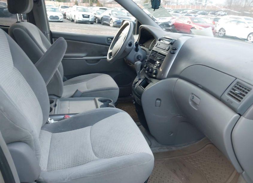 Photo 5 of 2006 Toyota Sienna LE (VIN 5TDBA23C56S074771)