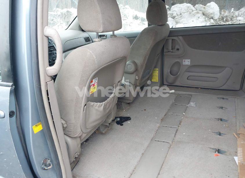 Photo 8 of 2004 Toyota Sienna LE (VIN 5TDBA23C64S009828)