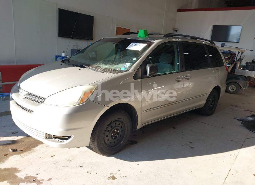 Photo 2 of 2004 Toyota Sienna LE (VIN 5TDBA23C84S004713)