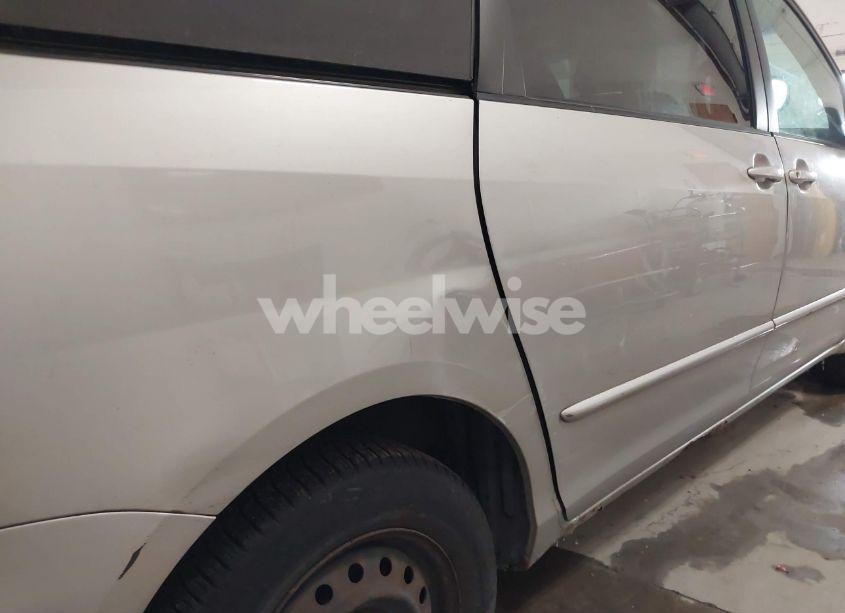 Photo 6 of 2004 Toyota Sienna LE (VIN 5TDBA23C84S004713)