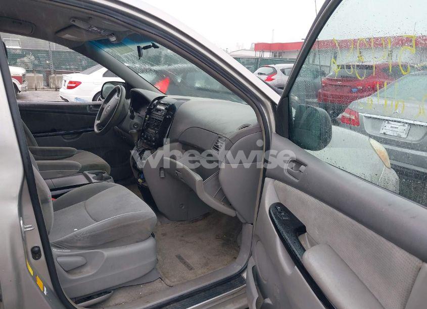 Photo 5 of 2004 Toyota Sienna LE (VIN 5TDBA23C84S007756)