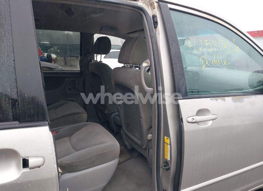 Photo 8 of 2004 Toyota Sienna LE (VIN 5TDBA23C84S007756)