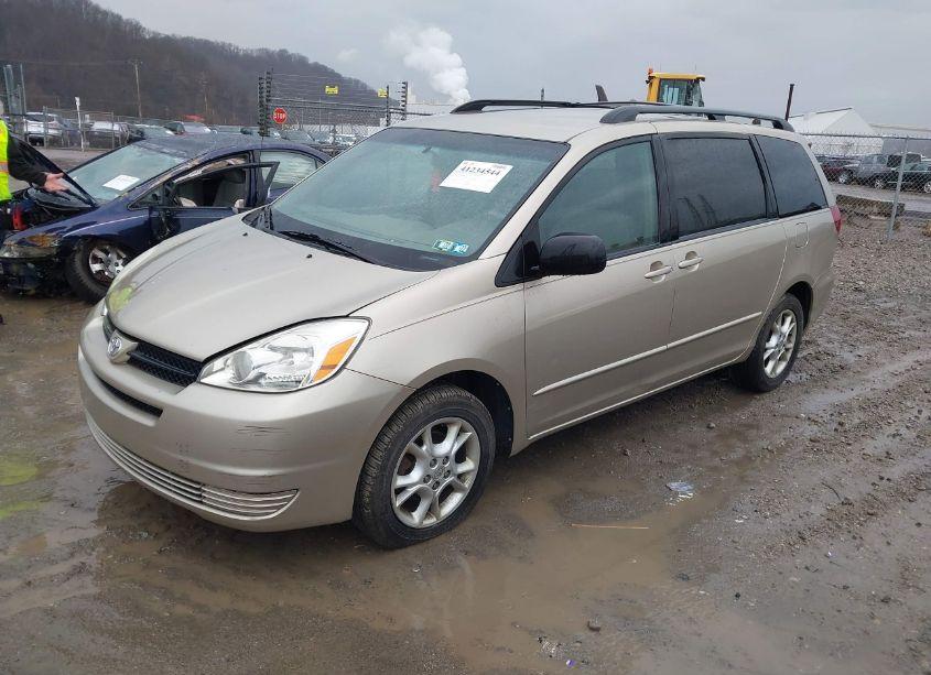 Photo 2 of 2004 Toyota Sienna LE (VIN 5TDBA23C84S028638)