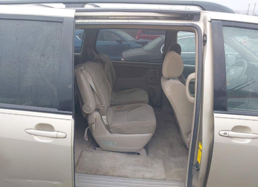 Photo 8 of 2004 Toyota Sienna LE (VIN 5TDBA23C84S028638)