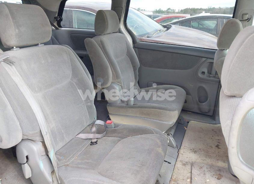 Photo 8 of 2005 Toyota Sienna LE (VIN 5TDBA23C85S041021)