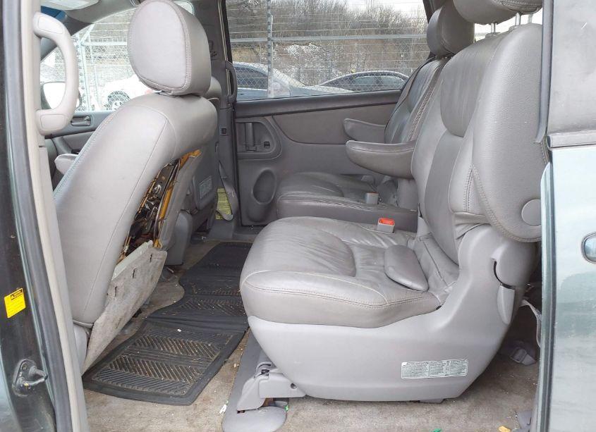 Photo 8 of 2005 Toyota Sienna LE (VIN 5TDBA23C95S044431)
