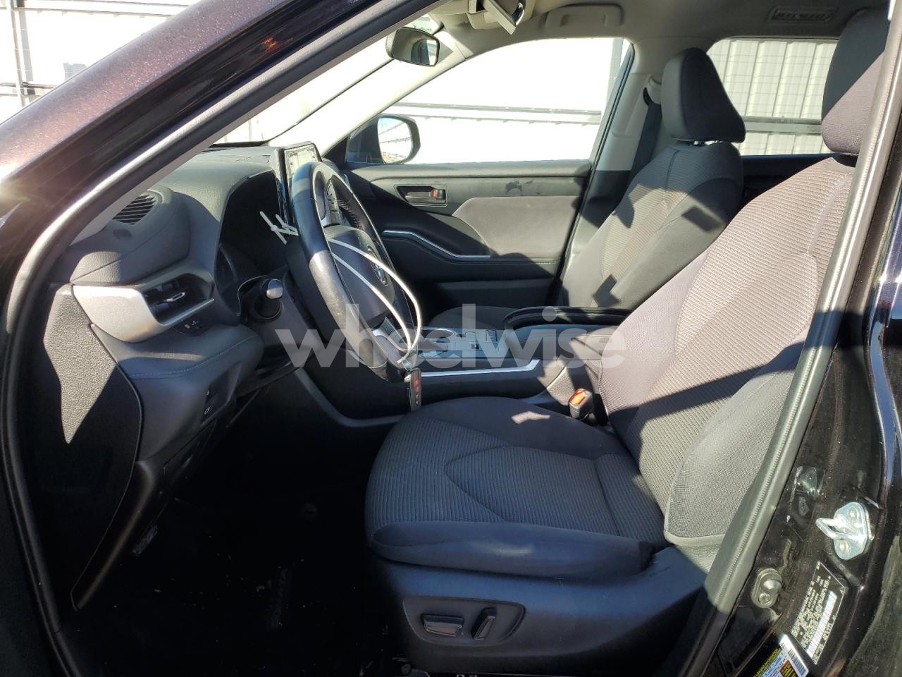 Photo 7 of 2020 TOYOTA HIGHLANDER HYBRID LE (VIN 5TDBBRCH4LS012646)