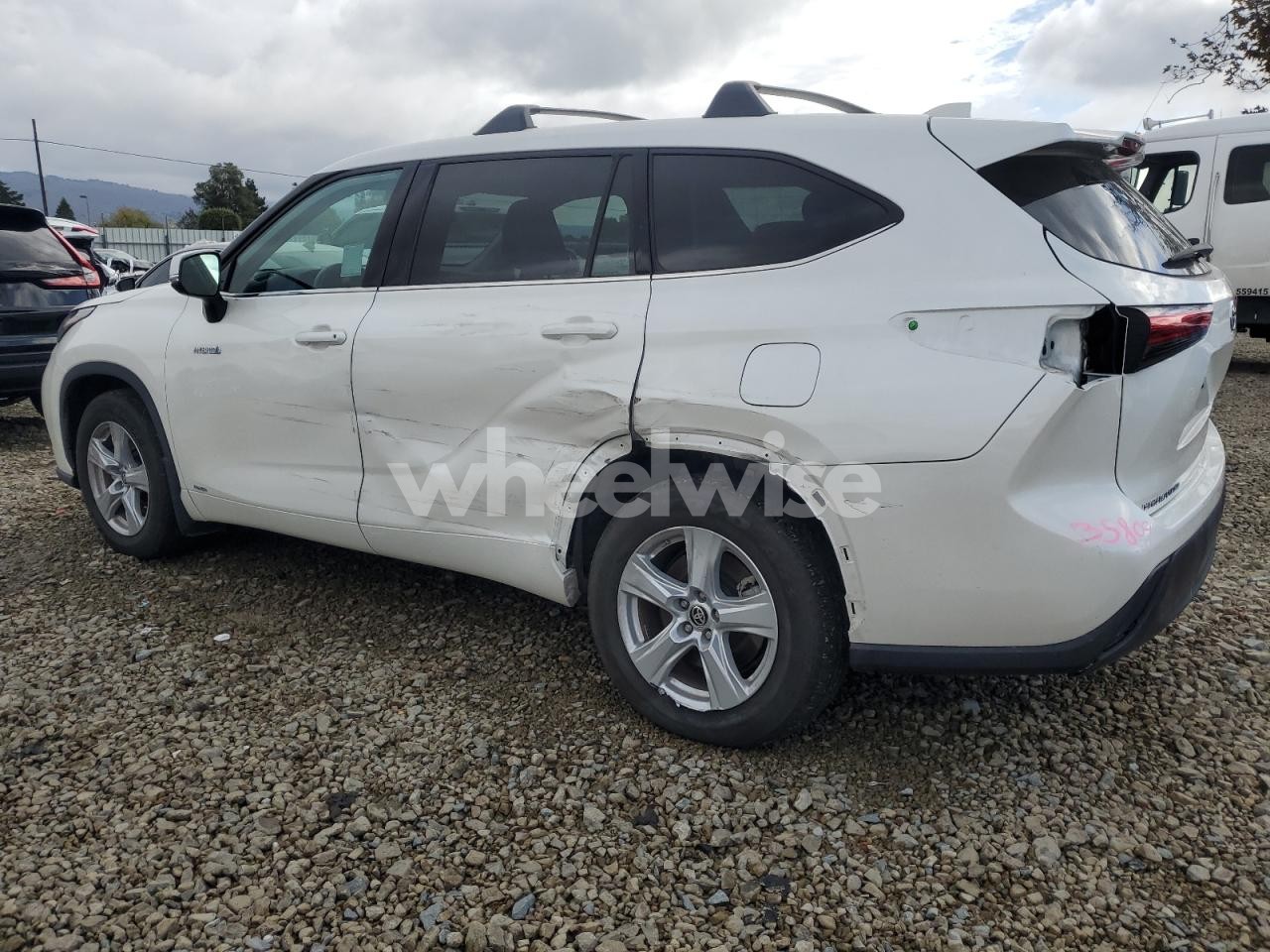 Photo 2 of 2020 TOYOTA HIGHLANDER HYBRID LE (VIN 5TDBBRCH4LS508241)