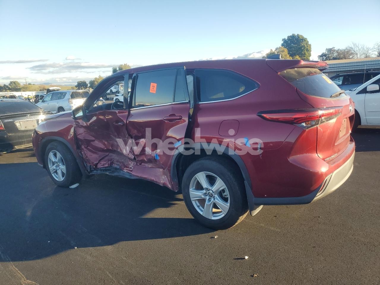 Photo 2 of 2022 TOYOTA HIGHLANDER HYBRID LE (VIN 5TDBBRCH4NS561024)