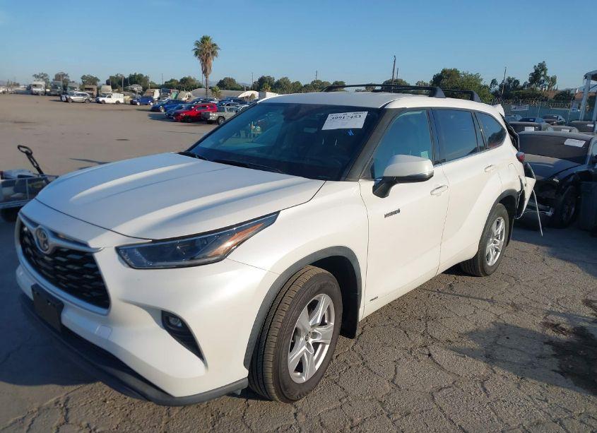 Photo 2 of 2021 Toyota Highlander HYBRID LE (VIN 5TDBBRCH5MS038805)