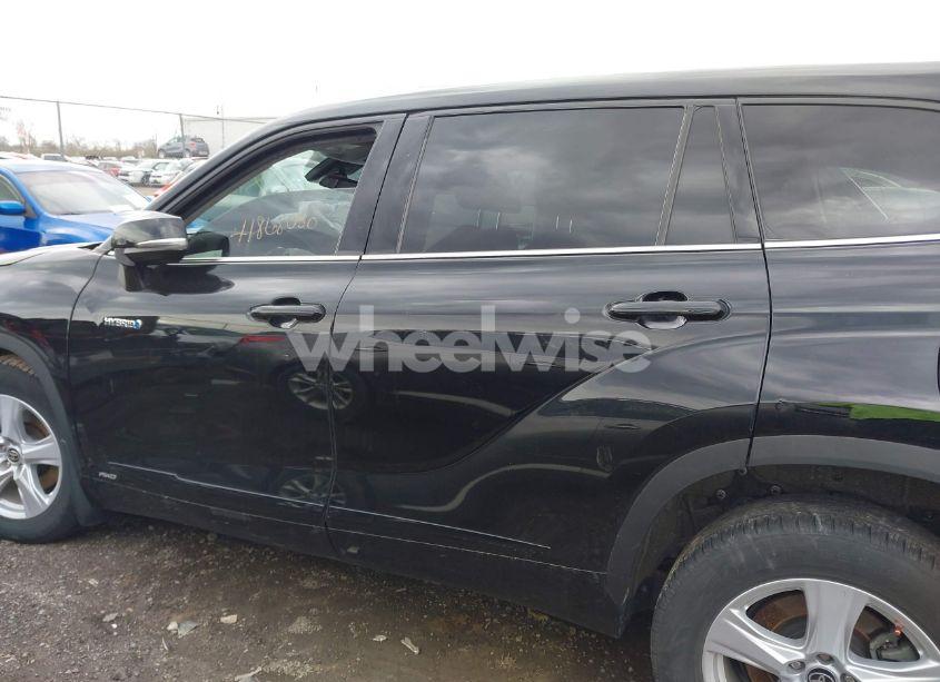 Photo 13 of 2021 Toyota Highlander HYBRID LE (VIN 5TDBBRCH6MS519338)