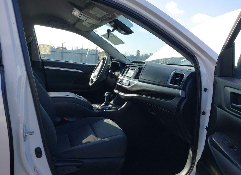 Photo 5 of 2019 Toyota Highlander HYBRID LE (VIN 5TDBGRFH1KS059144)