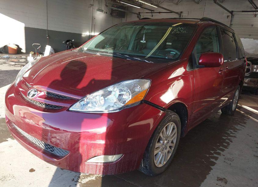 Photo 2 of 2008 Toyota Sienna XLE (VIN 5TDBK22C98S020651)