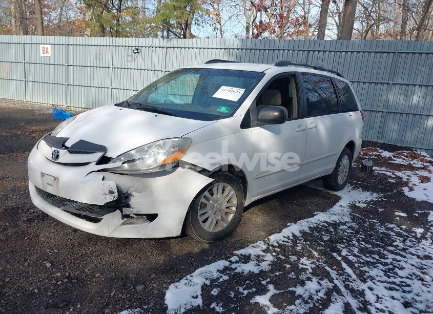 Photo 2 of 2008 Toyota Sienna LE (VIN 5TDBK23C28S012485)