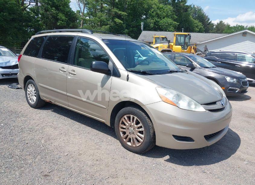 2009 Toyota Sienna LE (VIN 5TDBK23C29S027795) main photo