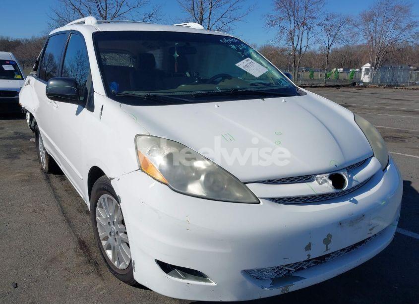 2007 Toyota Sienna LE (VIN 5TDBK23CX7S002687) main photo