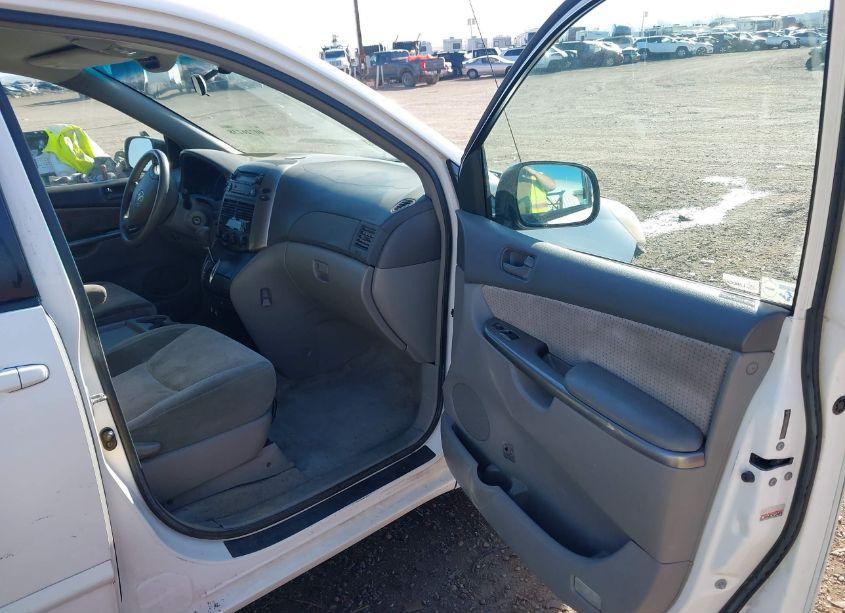 Photo 5 of 2008 Toyota Sienna LE (VIN 5TDBK23CX8S016994)