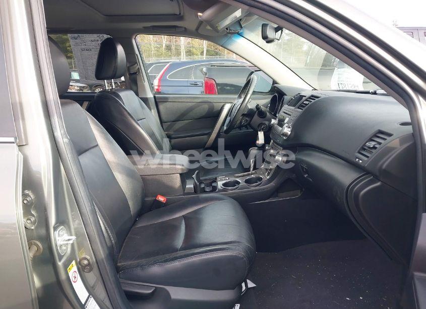 Photo 5 of 2011 Toyota Highlander SE V6 (VIN 5TDBK3EH0BS065899)