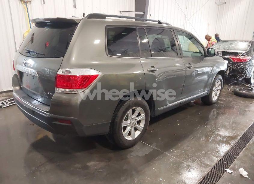 Photo 4 of 2011 Toyota Highlander SE V6 (VIN 5TDBK3EH0BS073467)