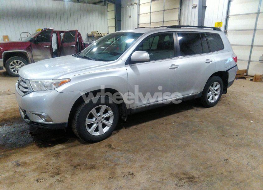 Photo 2 of 2012 Toyota Highlander SE V6 (VIN 5TDBK3EH0CS096152)