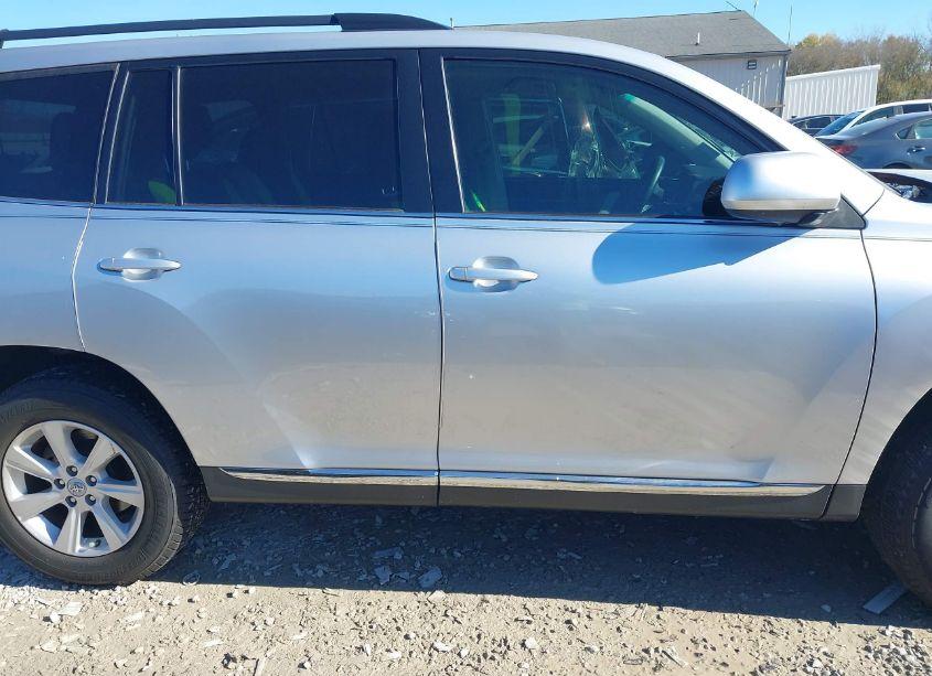 Photo 13 of 2012 Toyota Highlander SE (VIN 5TDBK3EH0CS108476)
