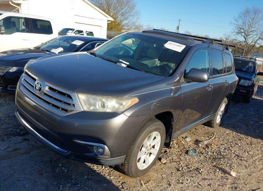 Photo 2 of 2013 Toyota Highlander SE V6 (VIN 5TDBK3EH0DS200429)