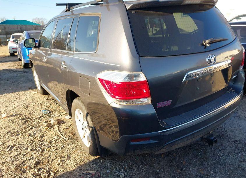 Photo 3 of 2013 Toyota Highlander SE V6 (VIN 5TDBK3EH0DS200429)