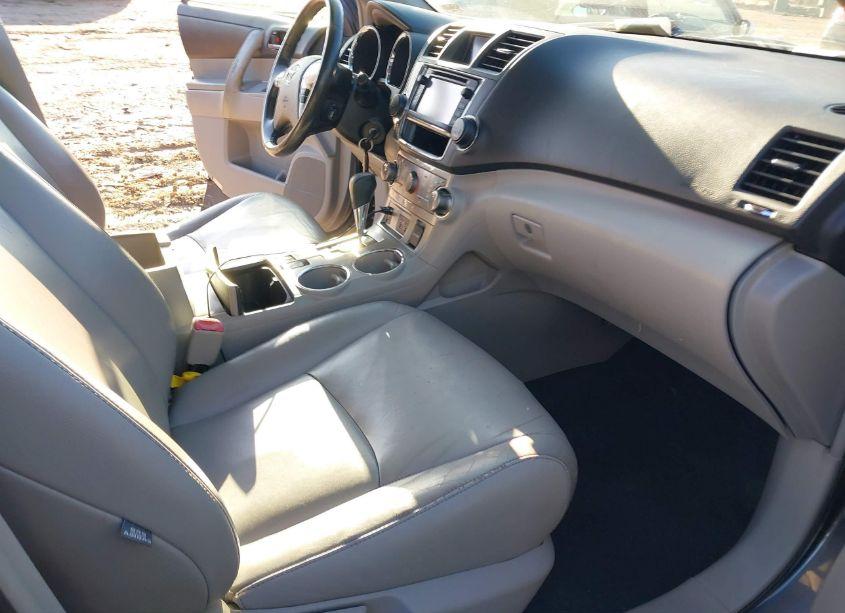 Photo 5 of 2013 Toyota Highlander SE V6 (VIN 5TDBK3EH0DS200429)