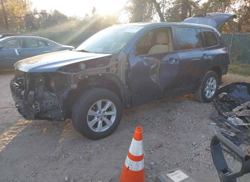 Photo 2 of 2013 Toyota Highlander BASE PLUS V6 (VIN 5TDBK3EH0DS237903)