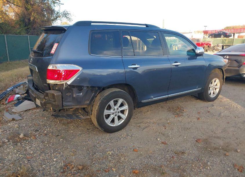 Photo 4 of 2013 Toyota Highlander BASE PLUS V6 (VIN 5TDBK3EH0DS237903)
