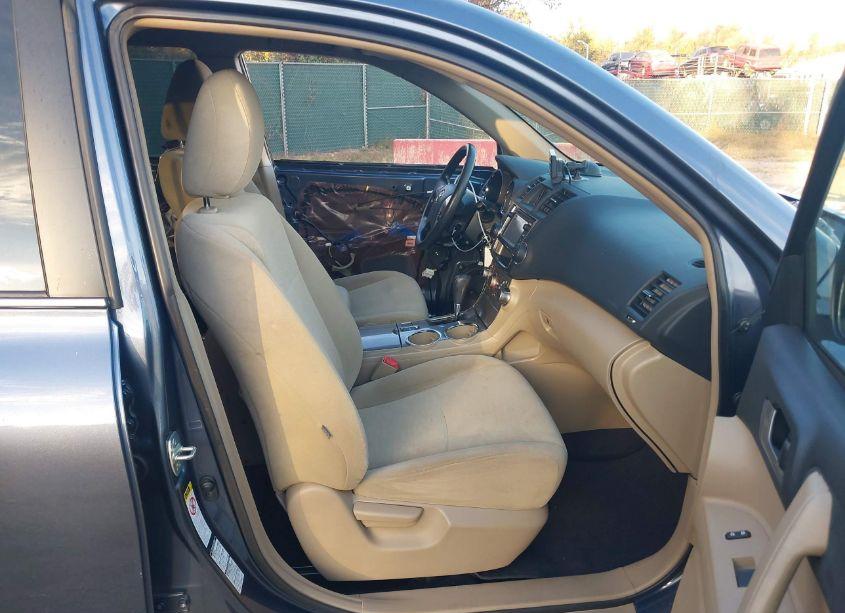 Photo 5 of 2013 Toyota Highlander BASE PLUS V6 (VIN 5TDBK3EH0DS237903)