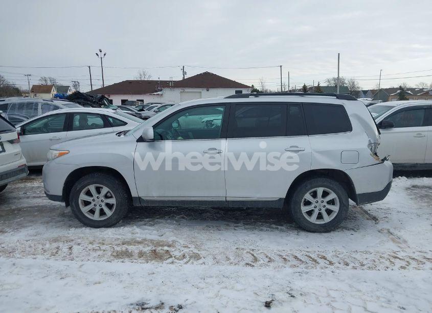 Photo 14 of 2013 Toyota Highlander BASE PLUS V6 (VIN 5TDBK3EH0DS255530)