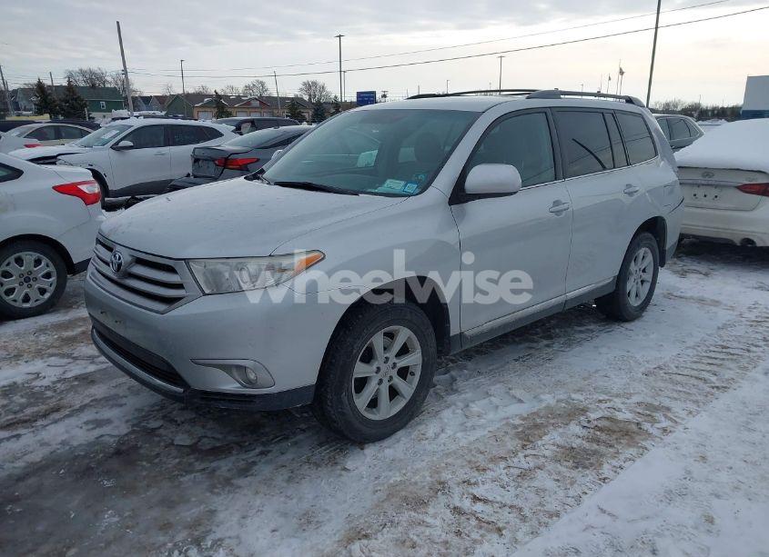 Photo 2 of 2013 Toyota Highlander BASE PLUS V6 (VIN 5TDBK3EH0DS255530)