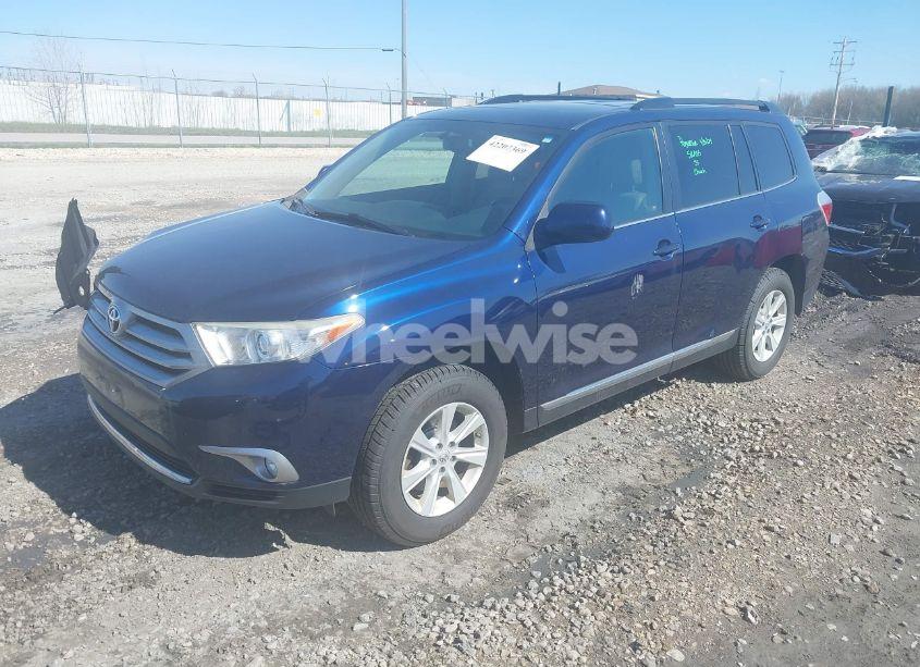 Photo 2 of 2013 Toyota Highlander SE V6 (VIN 5TDBK3EH0DS263384)
