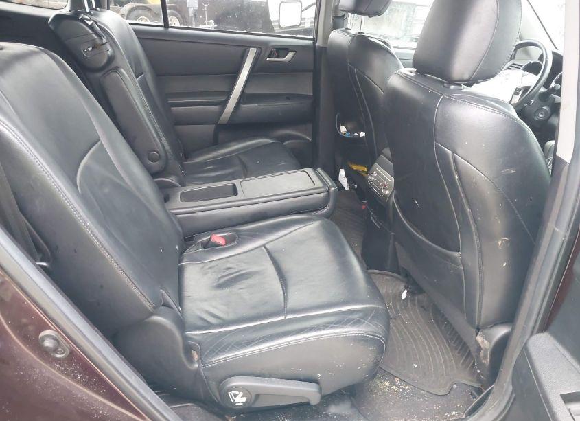 Photo 8 of 2013 Toyota Highlander SE V6 (VIN 5TDBK3EH0DS272912)