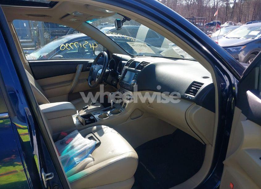 Photo 5 of 2012 Toyota Highlander SE V6 (VIN 5TDBK3EH1CS108146)