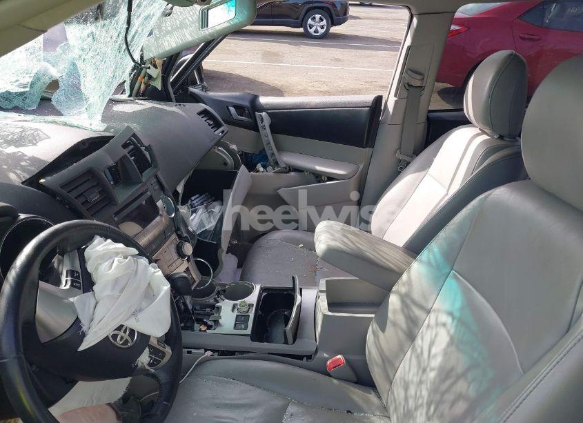 Photo 5 of 2012 Toyota Highlander SE V6 (VIN 5TDBK3EH1CS133354)