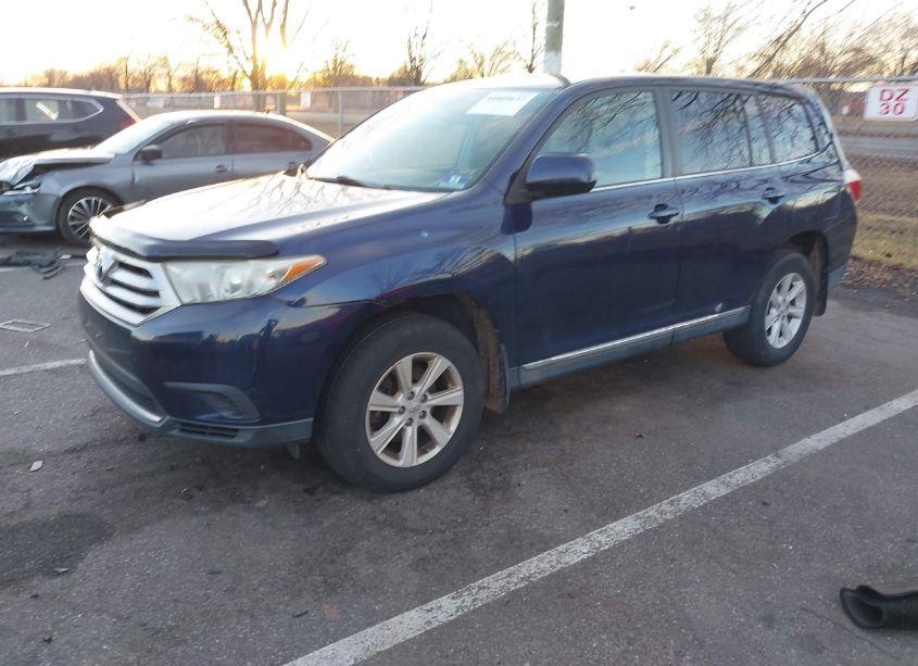 Photo 2 of 2013 Toyota Highlander BASE V6 (VIN 5TDBK3EH1DS180675)